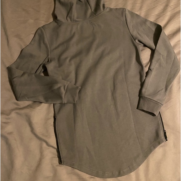 🔥HOT BUY! NEW XS gray hoodie. Side zippered pockets. Rounded bottom. - Picture 3 of 13